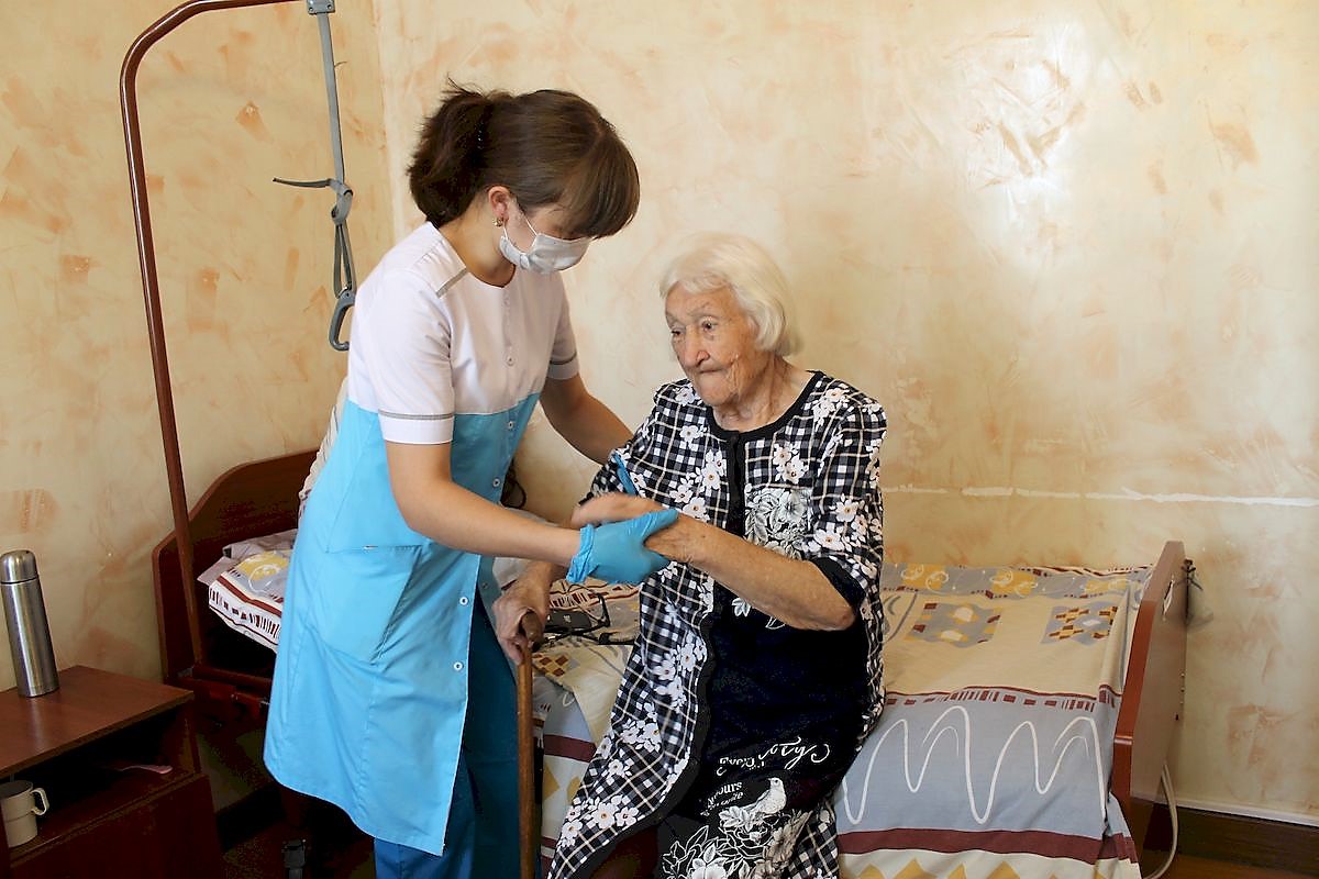 В Крыму полицейские помоги вернуться домой потерявшейся одинокой пожилой женщине